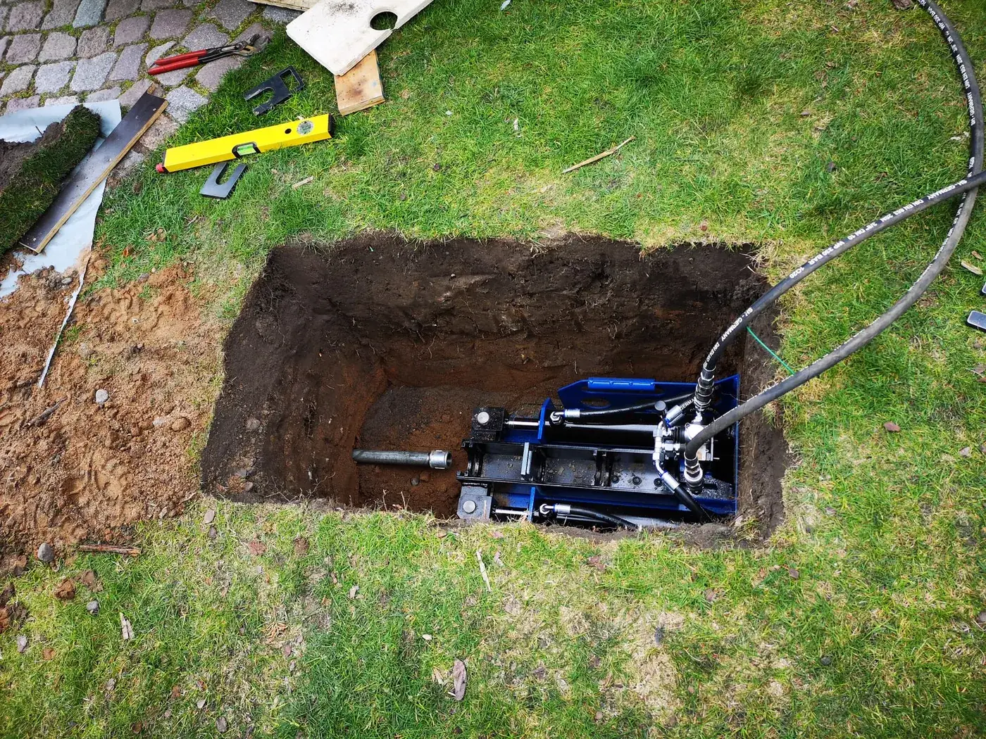 Hydraulischer Druckzylinder in einer kleinen Startgrube zur Unterquerung eines Weges