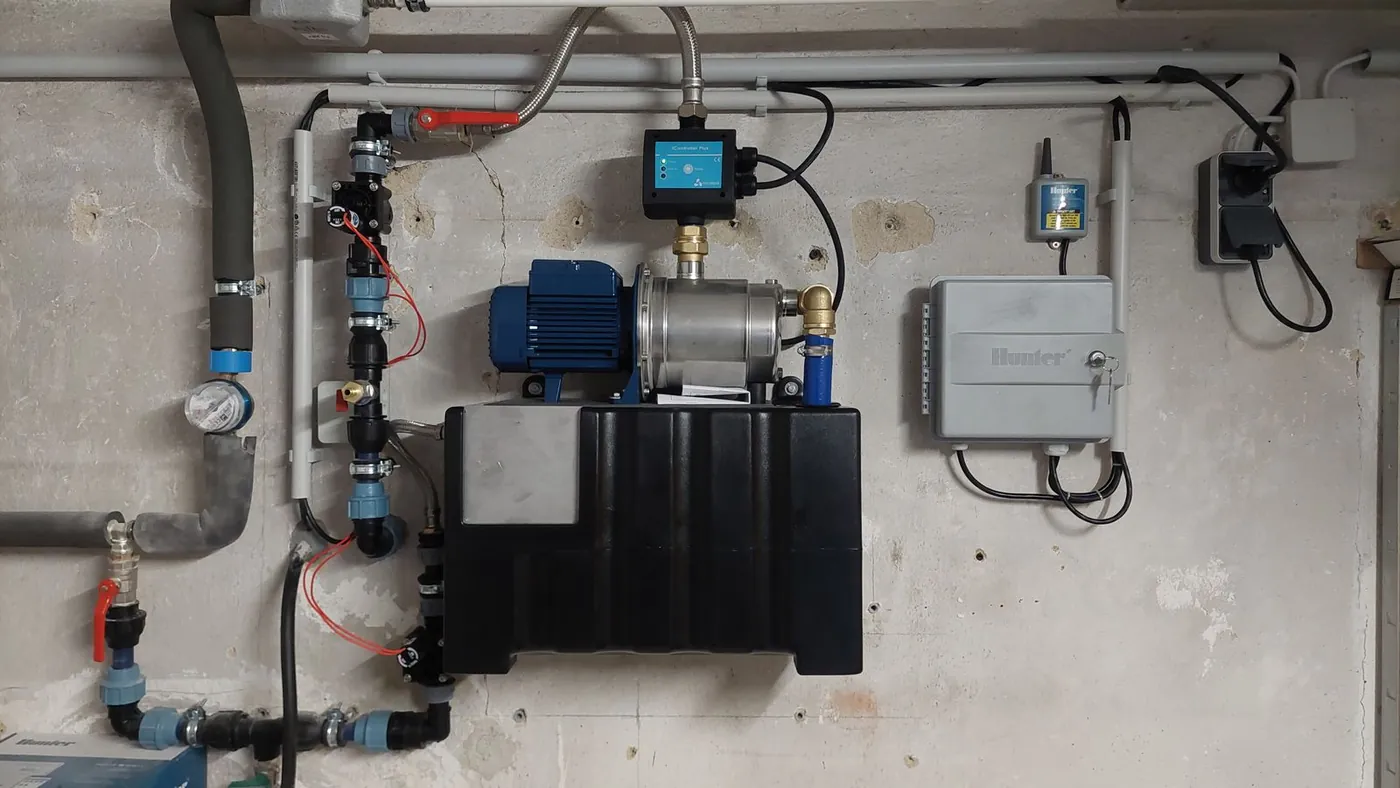Trinkwasser-Trennstation mit Vorratsbehälter, Pumpe, Druckbehälter und Steuergerät an einer Kellerwand