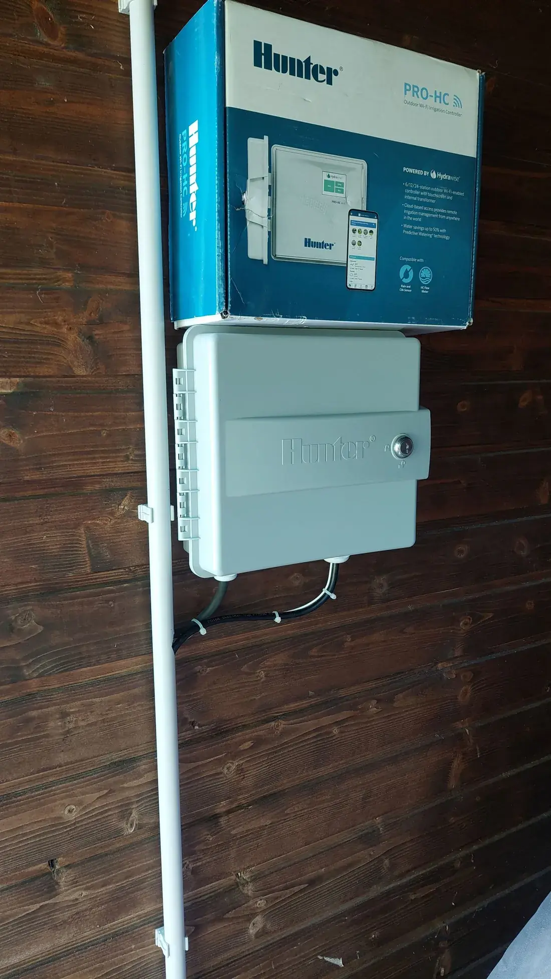 Hunter Pro-HC Steuergerät an einer Holzwand montiert