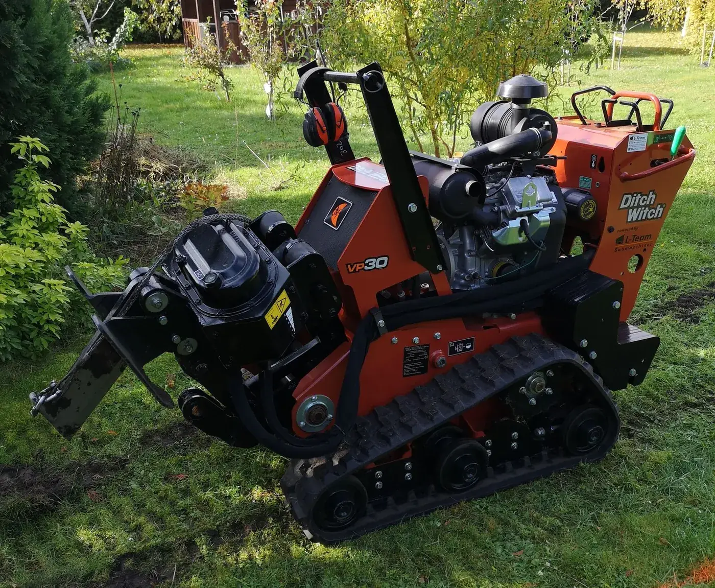 Vibrationspflug auf Raupenfahrwerk im Einsatz in einem Garten